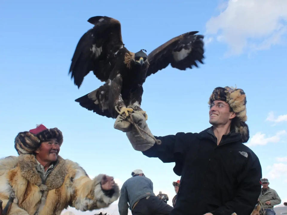 Andrew Herr mit kasachischen Nomaden in der Westmongolei, die Adler für Jagd trainieren. - Copyright: Andrew Herr
