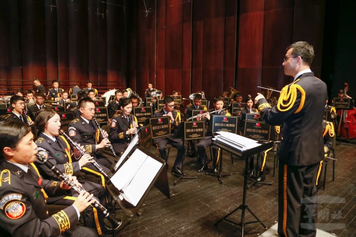 國防部示範樂隊107年度訓練成果發表巡迴音樂會臺中場，上半場的演出由管樂團打頭陣。（軍聞社記者董權輝攝）