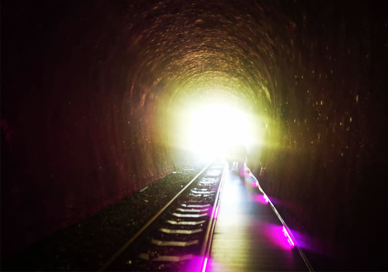 途經隧道群，彷如走入一場歷經百年風華的時光之旅。