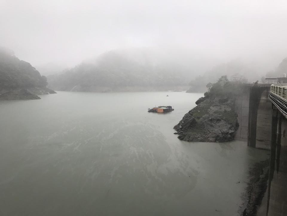 石門水庫近日因梅雨鋒面為集水區帶來降雨，蓄水量大增1700萬噸，水位從今年最低點221.96公尺回升至226公尺。   圖：北水局／提供