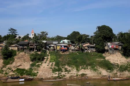 Houses stand on the banks of Acre river in Xapuri, Acre state, Brazil, June 25, 2016. REUTERS/Ricardo Moraes
