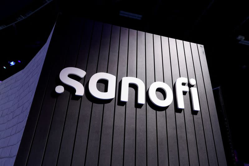 Logo en el espacio de exposición de Sanofi, en París