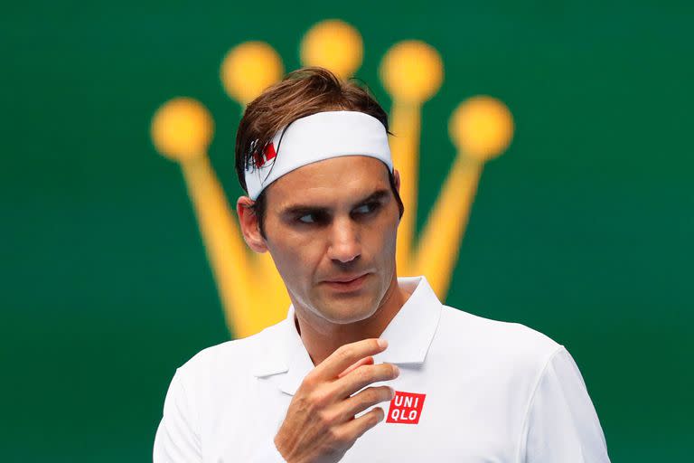 En esta foto de archivo tomada el 16 de enero de 2019, Roger Federer de Suiza mira mientras juega contra Daniel Evans de Gran Bretaña durante su partido individual masculino en el tercer día del torneo de tenis Abierto de Australia en Melbourne. 