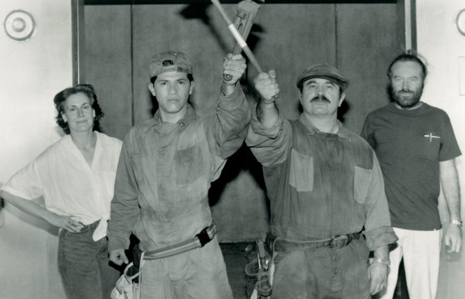 SUPER MARIO BROS., (aka SUPER MARIO BROTHERS), from left: Annabel Jankel, John Leguizamo, Bob Hoskins, Rocky Morton, directors, 1993. © Buena Vista Pictures / courtesy Everett Collection