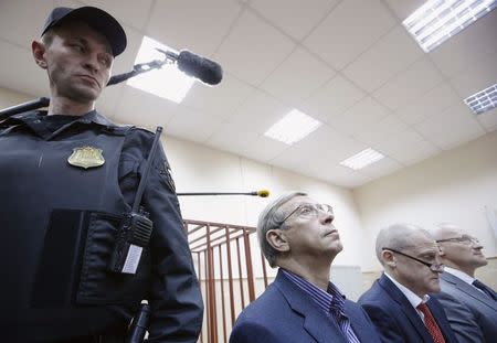 Chairman of the Sistema business conglomerate Vladimir Yevtushenkov (2nd L) attends a court hearing in Moscow, November 14, 2014. REUTERS/Sergei Karpukhin