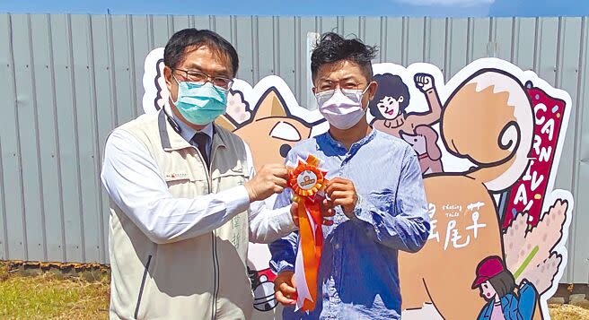 台南市長黃偉哲（左）5日表示，台南目前為止並沒有任何1個中重症確診者要住院卻找不到病床。 （曹婷婷攝）