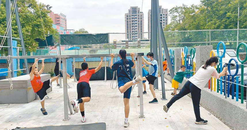 高雄跳水選手「無水可跳」，克難在陸上「模擬跳水」，辛酸畫面令人不捨。（圖／高市議員林智鴻提供）