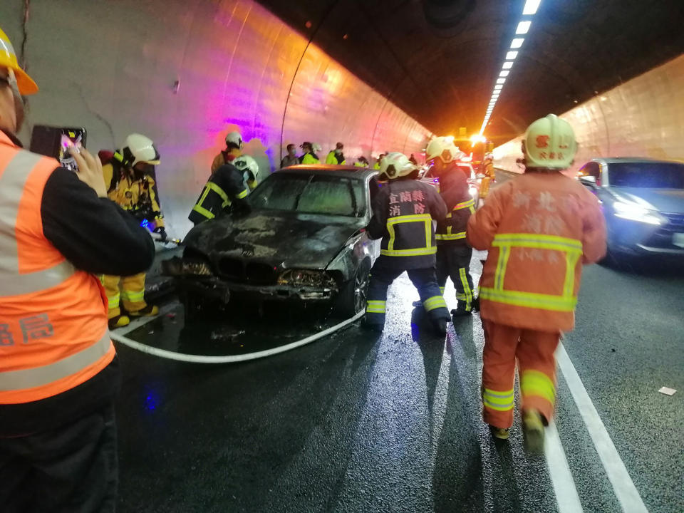 國道5號雪山隧道北上路段18日發生一輛車故障冒煙起火，所幸駕駛立即下車，無人受傷，新北與宜蘭兩地消防單位獲報後，前往救災滅火。（國道警方提供）