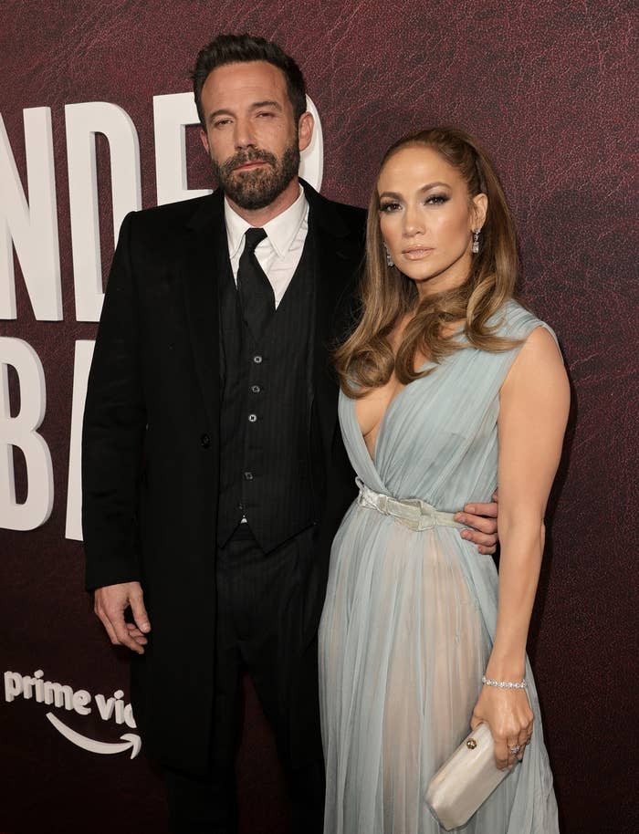 Ben en costume noir et Jen en robe bleu clair sur le tapis rouge