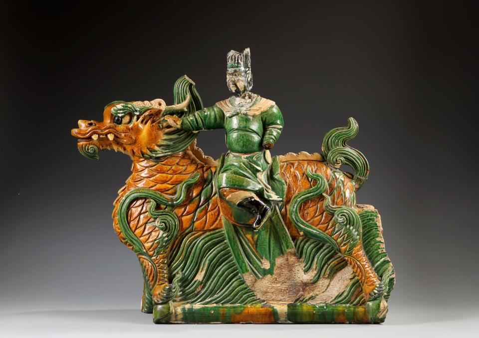 Hundreds of artifacts from a collection of Asian art amassed over 50 years by a Nantucket couple will be on display starting May 27 at the Whaling Museum on the island.