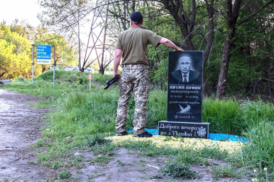 Vladimir Putin grave gravestone in Ukraine