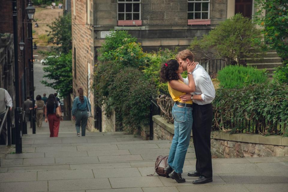In Edinburgh treffen Emma (Ambika Mod) und Dexter (Leo Woodall) erstmals aufeinander. Sie fühlen sich schnell zueinander hingezogen.  (Bild: Ludovic Robert/Netflix)