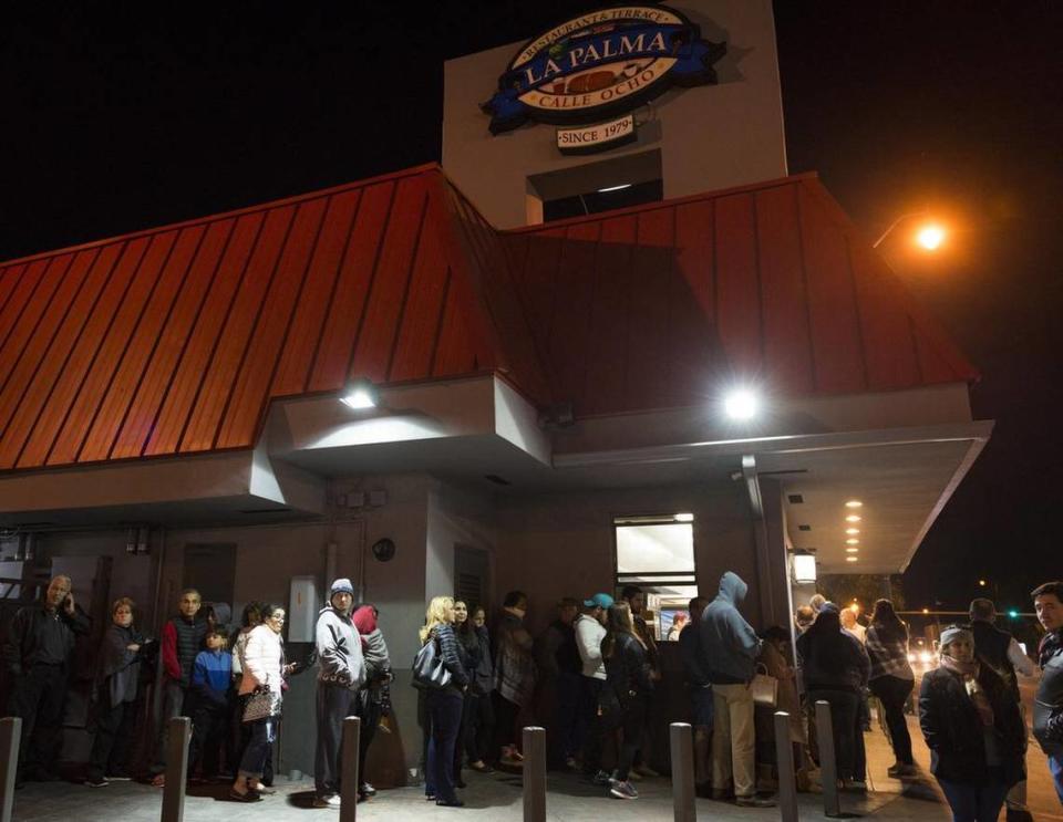 Una fila para pedir churros se curvó alrededor del restaurante La Palma en una fría noche de 2018.