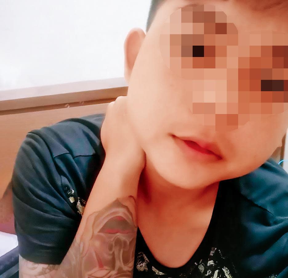 警方根據黃姓小弟手上的鬼頭刺青（箭頭處），確認他就是遭凌虐致死的被害人。（翻攝黃男臉書）