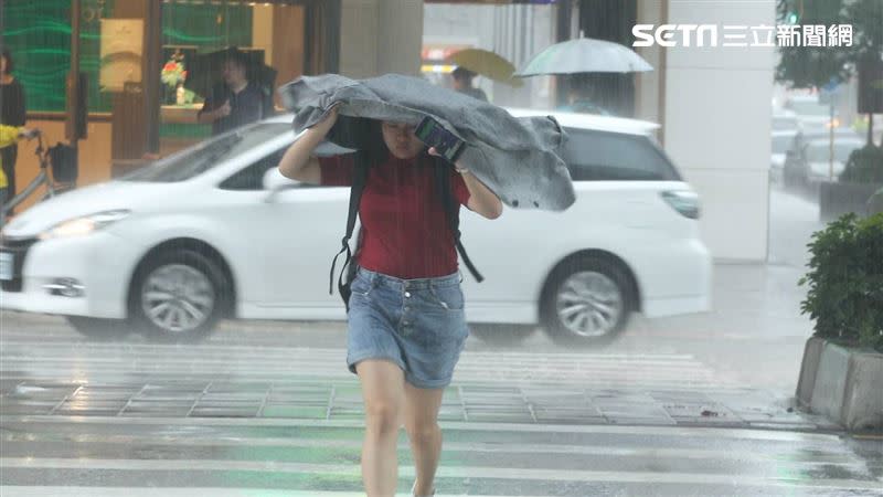 今鋒面通過北部海面，台灣附近水氣增多，午後有強對流發展。（圖／記者邱榮吉攝影）