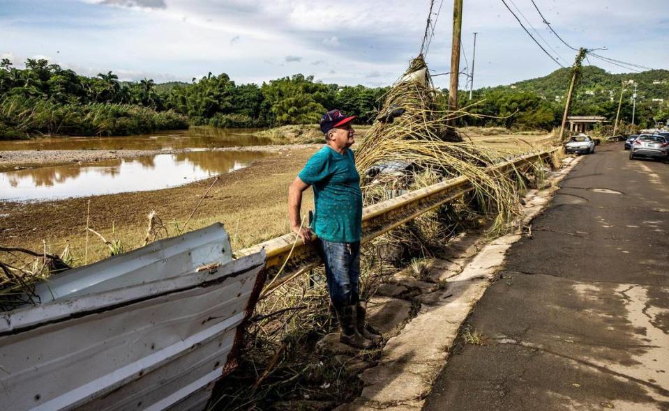 Antonio Pérez Miranda mira su casa, dañada por el lodo que dejó la crecida del Río de la Plata en la zona de San José de Toa Baja tras el paso del huracán Fiona por Puerto Rico.