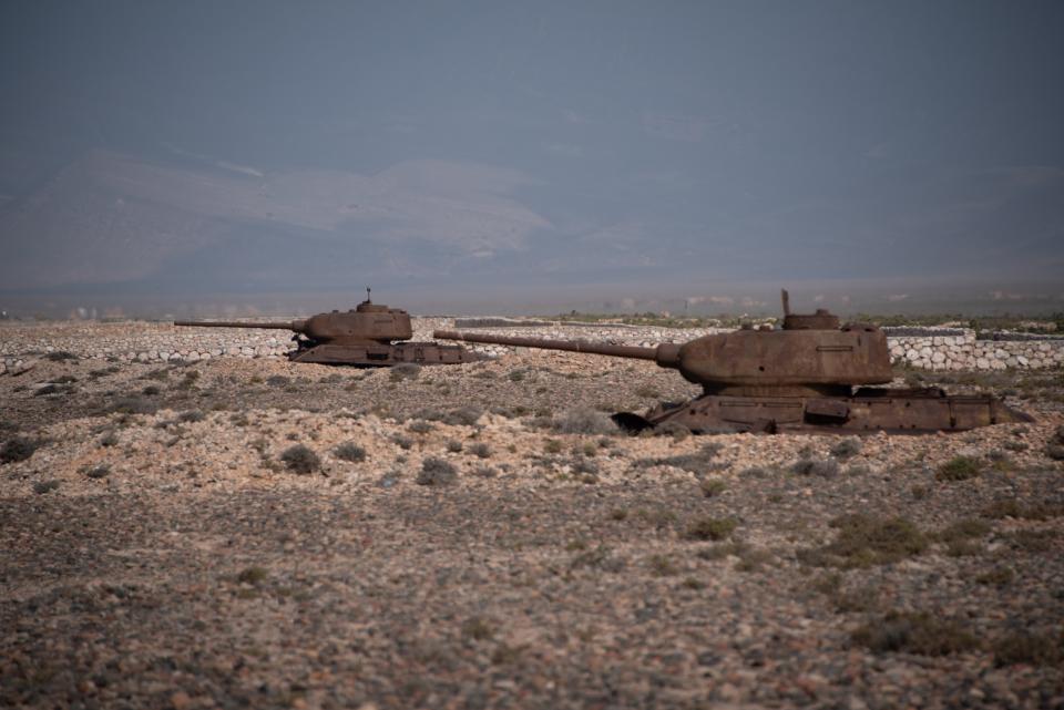 Rusting Soviet T-53 tanks on the beach (Valentina Morriconi)