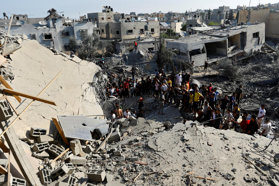 巴勒斯坦武裝組織哈馬斯14日表示，以色列回擊加薩走廊一周以來，已摧毀1300多棟建築物，造成至少2215人死亡，其中包括724名兒童。圖為加薩南部遭空襲慘狀。（路透社）