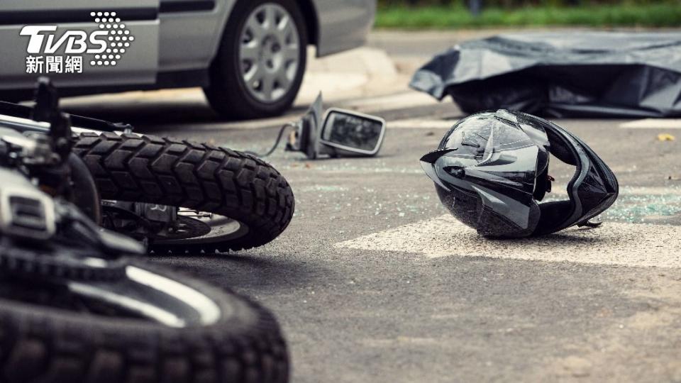 楊男母親見車禍發生，趕緊下車跪下致歉。（示意圖，非當事人／shutterstock達志影像）