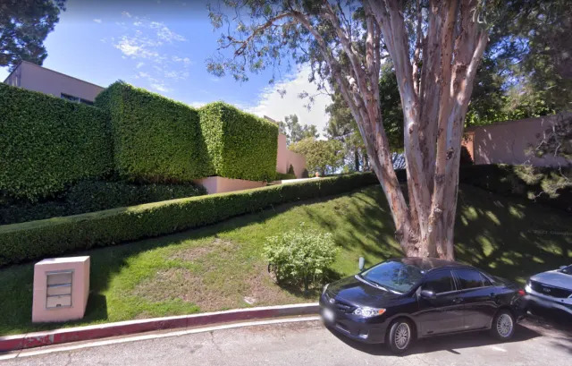 The exterior of Leonardo DiCaprio's caller   home. 