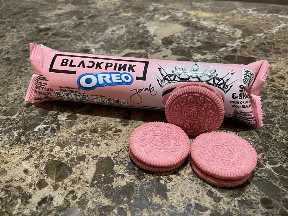 BLACKPINK X OREO夾心餅包裝以粉紅、黑色為主。