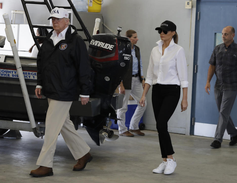 (FOTOS) Donald Trump visita la zona afectada por la tormenta Harvey en Texas