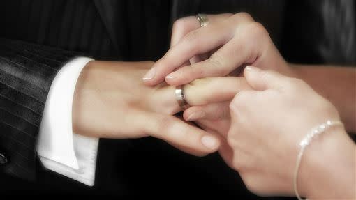 一名女網友和男友交往近三年，雙方將要結婚之際，女方要求一個約三萬元的戒指，沒想到男方媽媽竟然說「戒指去夜市買個100塊的就好」。（示意圖／翻攝自Pixabay）