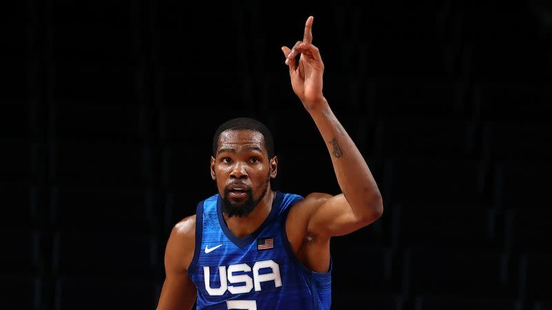 Kevin Durant, de Estados Unidos, celebra tras anotar una canasta