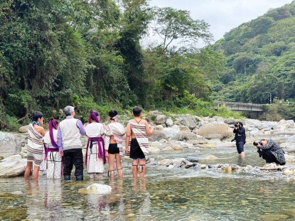 拍攝地點皆與在地文化結合，三棧溪是學校重要的學習場域之一。（圖：孫夢平提供）