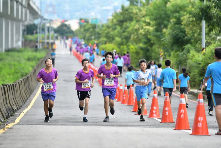 選手沿途行經彰化高鐵特區。大會提供