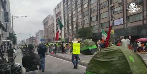 CIUDAD DE MÉXICO, septiembre 19 (EL UNIVERSAL).- Cientos de personas que forman parte del Frente Nacional Anti AMLO se manifiestan en el Centro Histórico de la Ciudad de México contra las políticas implementadas por el gobierno federal.  Los inconformes iniciaron su movilización en el Monumento a la Revolución y en estos momentos se encuentran frente al Palacio de Bellas Artes, en Avenida Juárez, donde instalaron casas de campaña y amenazaron con quedarse en el lugar. Video: Agencia EL UNIVERSAL.