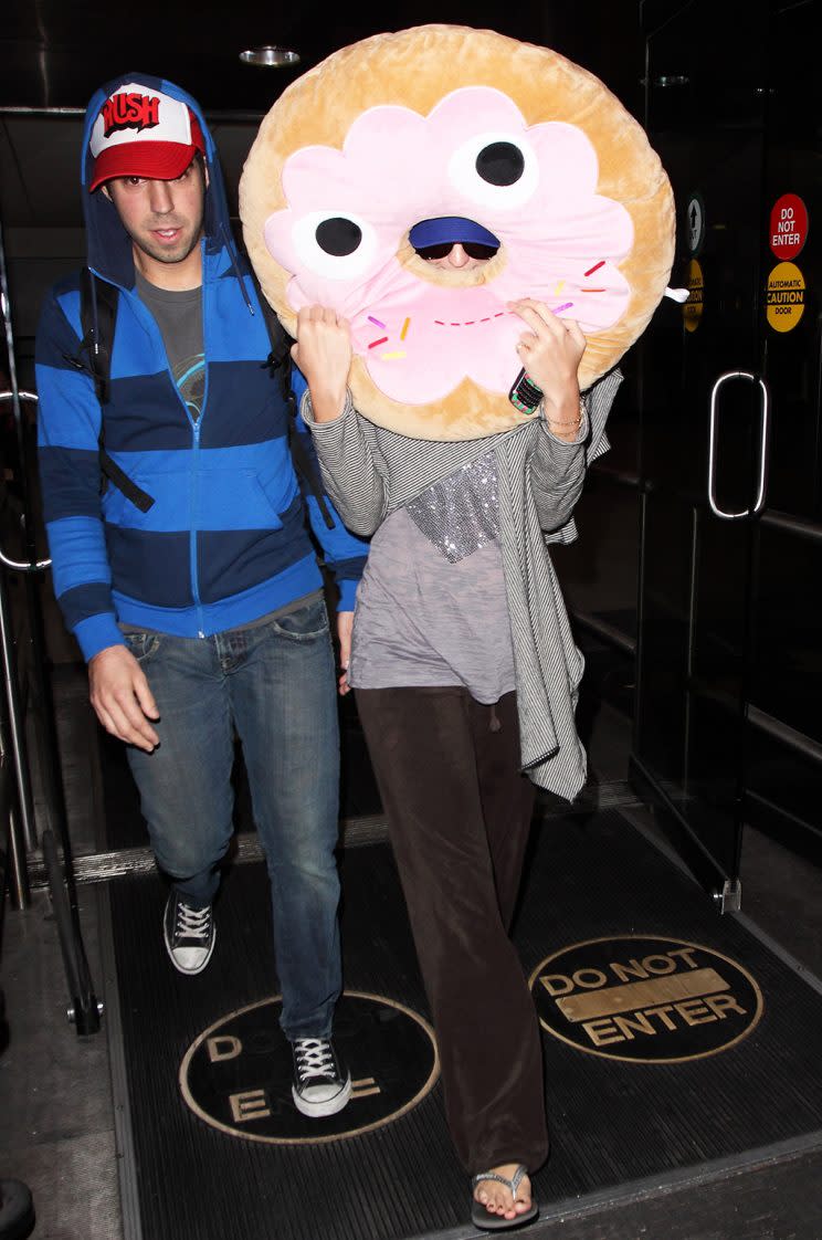 Katy Perry, with her face hidden, at Miami International Airport. (Photo: John Parra/WireImage)