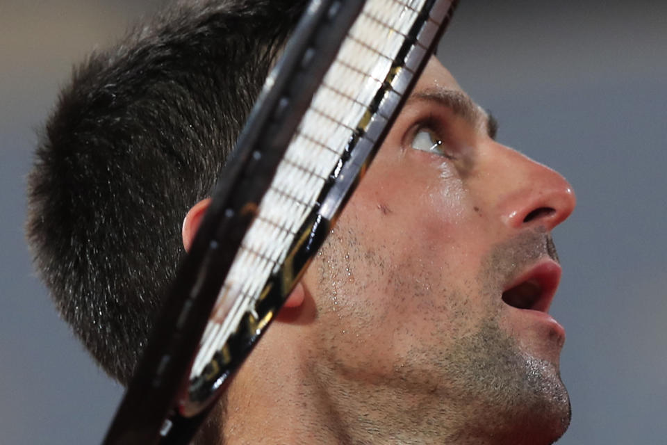 Novak Djokovic observa la pelota durante el partido contra Karen Khachanov por los octavos de final del Abierto de Francia, el lunes 5 de octubre de 2020, en París. (AP Foto/Michel Euler)