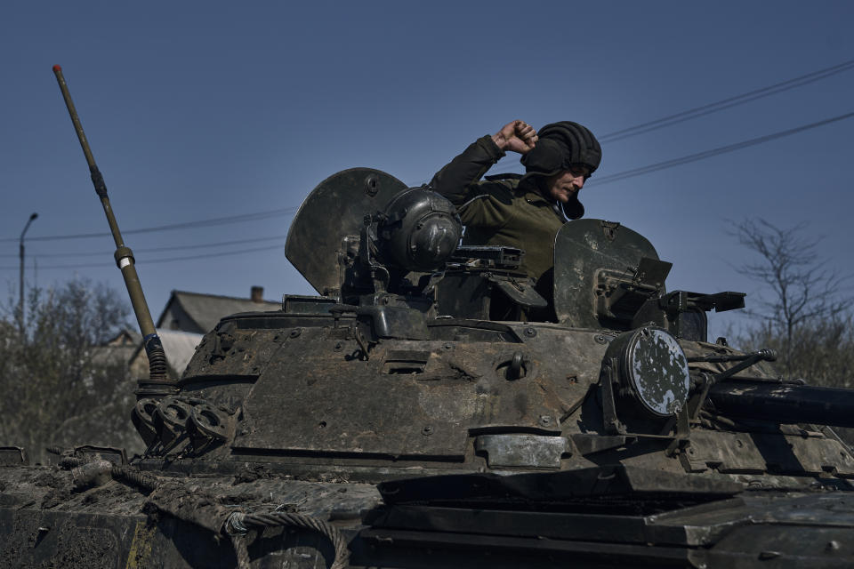 為了保衛象徵烏克蘭精神的巴赫姆特，裝甲旅部隊開赴前線駐防。(畫面來源：AP)