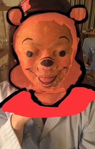 Winnie The Pooh. El motivo más popular es el que tiene impreso el rostro de este simpático personaje infantil. Sin embargo, al aplicar la mascarilla en el contorno de un rostro humano Winnie The Pooh se transforma en algo mucho más aterrador.  Foto: Twitter.com