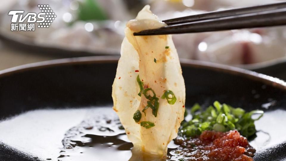 河豚在日本是相當高級的食材，許多人會以生吃方式食用。（示意圖／Shutterstock達志影像）