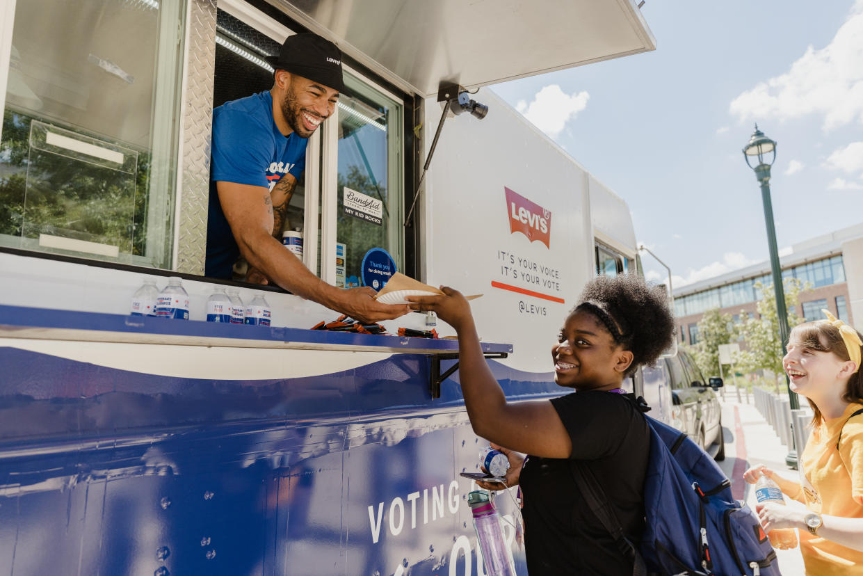 Pizza to the Polls, a nonpartisan nonprofit organization, serves food at polling locations on Election Day to keep voters in good spirits while waiting in long lines. (Photo: Pizza to the Polls)