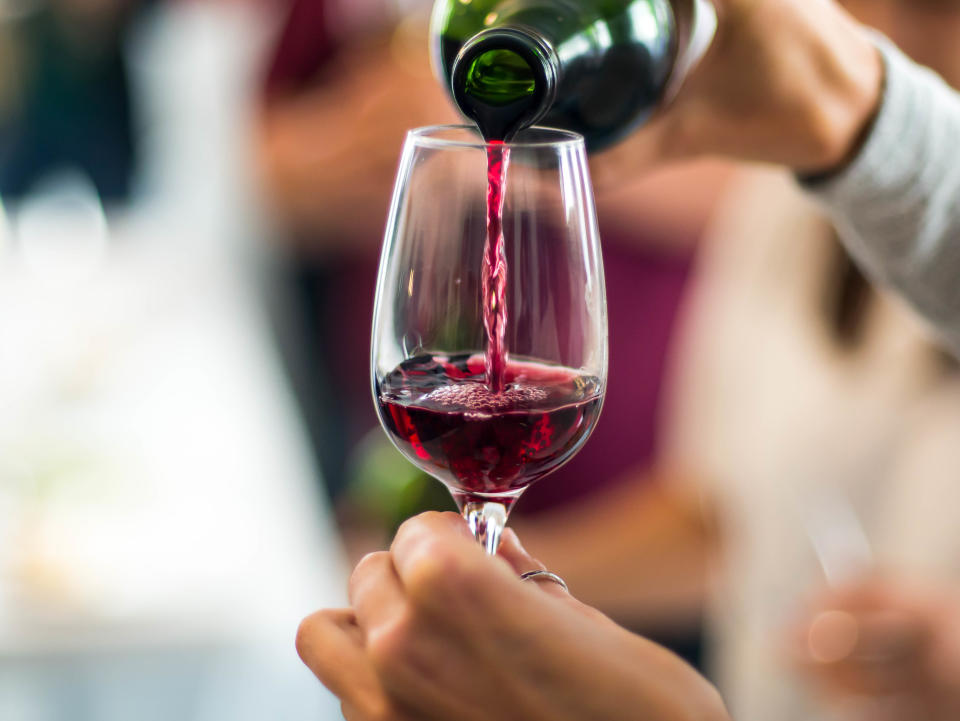 Manchmal finden sich im Wein gelbliche oder rötliche Kristalle. (Symbolbild: Getty Images)