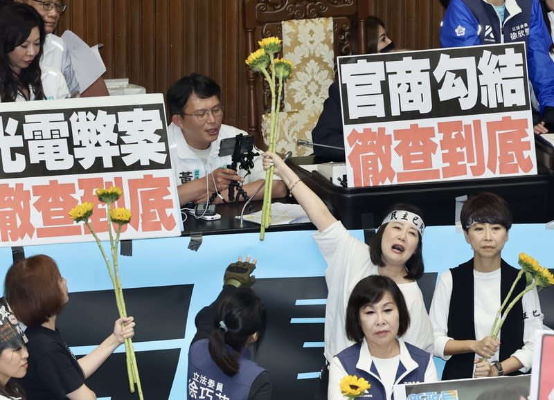 吳思瑤頭戴「民主已死」  要送太陽花給黃國昌 立法院會21日再度挑燈夜戰進行國會職權修正法案審 查，民進黨立委吳思瑤（2排右2）頭戴「民主已死」 布條，要把手中太陽花送給民眾黨立委黃國昌（後 中）。 中央社記者張皓安攝  113年5月21日 