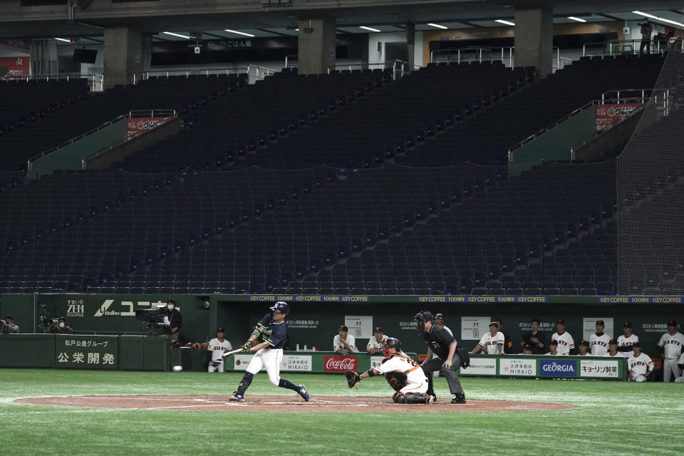 ARCHIVO - En esta foto del 29 de febrero de 2020, el Domo de Tokio aparece vacío durante un juego de pretemporada ente los Yomiuri Giants y Yakult Swallows de la liga profesional de béisbol de Japón. (AP Foto/Eugene Hoshiko, archivo)