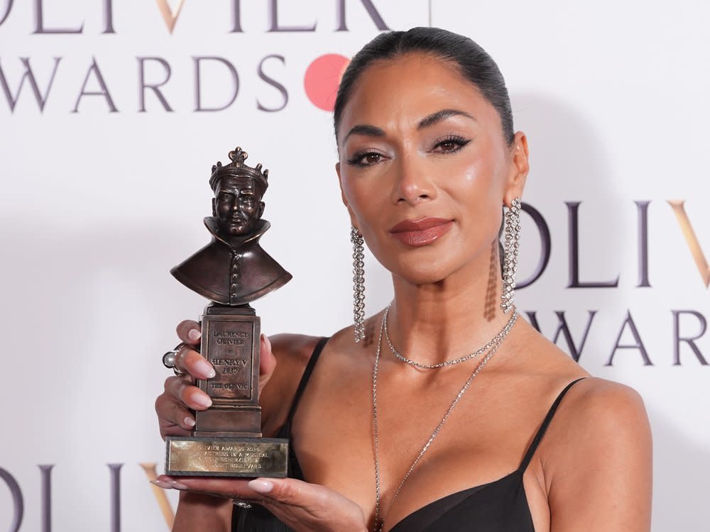 Stolze Gewinnerin: Nicole Scherzinger mit dem Olivier-Award. (Bild:  Ian West/PA Photos )