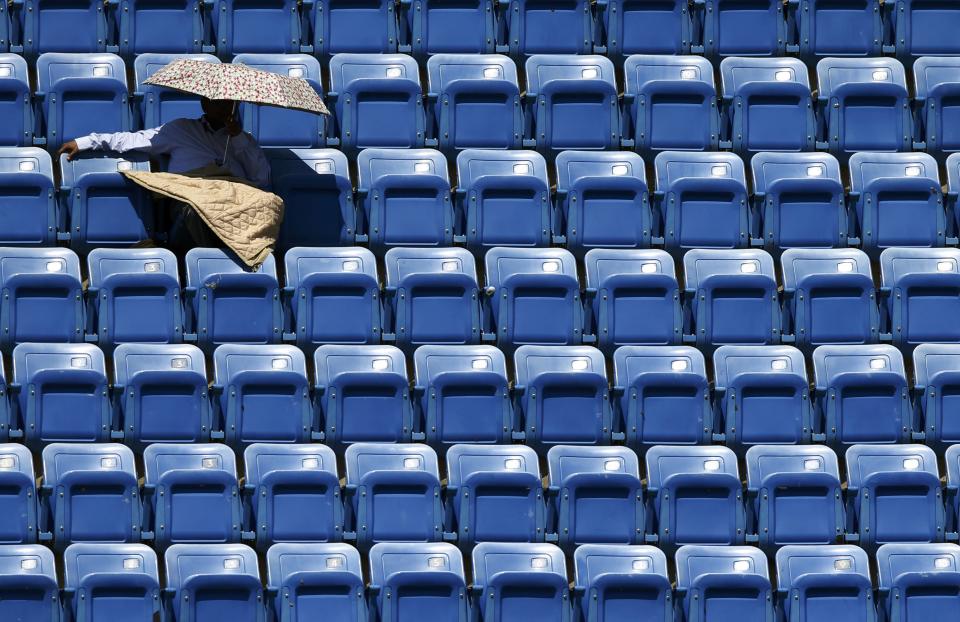 A fan watches Simona Halep of Romania play Danielle Rose Collins of the U.S. at the 2014 U.S. Open tennis tournament in New York, August 25, 2014. REUTERS/Mike Segar (UNITED STATES - Tags: SPORT TENNIS)