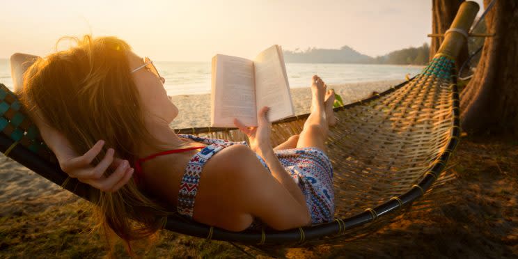 Si te ve disfrutando de la lectura querrá imitarte. Deja que se recueste a tu lado, elige un libro adecuado a su edad y comparte con ellos ese momento. (Foto: Getty)