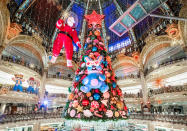 <p>Le thème de cette année est <b>1, 2, 3 Noël !</b> et le sapin de Noël de la grande coupole des Galeries Lafayette s'anime toutes les trente minutes. </p><br><br><a href="https://www.elle.fr/Deco/News-tendances/Noel-2021-Les-plus-belles-vitrines-et-illuminations-de-Paris#xtor=AL-541" rel="nofollow noopener" target="_blank" data-ylk="slk:Voir la suite des photos sur ELLE.fr;elm:context_link;itc:0;sec:content-canvas" class="link ">Voir la suite des photos sur ELLE.fr</a><br><h3> A lire aussi </h3><ul><li><a href="https://www.elle.fr/Noel/Deco/L-irresistible-collection-Noel-2020-de-Zara-Home#xtor=AL-541" rel="nofollow noopener" target="_blank" data-ylk="slk:L’irrésistible collection de décorations de Noël 2021 de Zara Home;elm:context_link;itc:0;sec:content-canvas" class="link ">L’irrésistible collection de décorations de Noël 2021 de Zara Home</a></li><li><a href="https://www.elle.fr/Deco/News-tendances/collection-Noel-H-M-Home#xtor=AL-541" rel="nofollow noopener" target="_blank" data-ylk="slk:H&M Home Noël 2021 : la tradition retrouvée;elm:context_link;itc:0;sec:content-canvas" class="link ">H&M Home Noël 2021 : la tradition retrouvée</a></li><li><a href="https://www.elle.fr/Noel/Deco/Sostrene-Grene-Noel-2021-une-decoration-traditionnelle-et-hygge-pour-les-fetes#xtor=AL-541" rel="nofollow noopener" target="_blank" data-ylk="slk:Sostrene Grene Noël 2021 : une décoration traditionnelle et hygge pour les fêtes;elm:context_link;itc:0;sec:content-canvas" class="link ">Sostrene Grene Noël 2021 : une décoration traditionnelle et hygge pour les fêtes </a></li><li><a href="https://www.elle.fr/Loisirs/Sorties/Dossiers/Marche-de-noel#xtor=AL-541" rel="nofollow noopener" target="_blank" data-ylk="slk:Les plus beaux marchés de Noël de France et d’Europe;elm:context_link;itc:0;sec:content-canvas" class="link ">Les plus beaux marchés de Noël de France et d’Europe</a></li><li><a href="https://www.elle.fr/Astro/Horoscope/Quotidien#xtor=AL-541" rel="nofollow noopener" target="_blank" data-ylk="slk:Consultez votre horoscope sur ELLE;elm:context_link;itc:0;sec:content-canvas" class="link ">Consultez votre horoscope sur ELLE</a></li></ul>