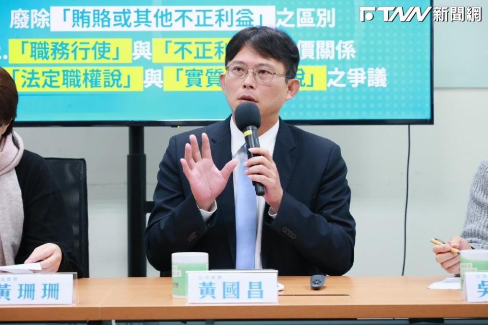 黃國昌今（5）日直言，這顯示民進黨為了護航行政部門，立委自我閹割國會的調查權。（圖／民眾黨團）