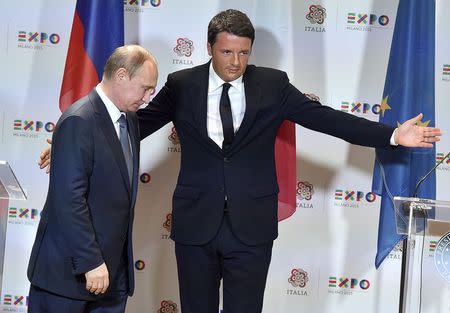 Italian Prime Minister Matteo Renzi (R) gestures during a joint news conference with Russian President Vladimir Putin at the end of a meeting in Milan, northern Italy, June 10, 2015. REUTERS/Flavio Lo Scalzo