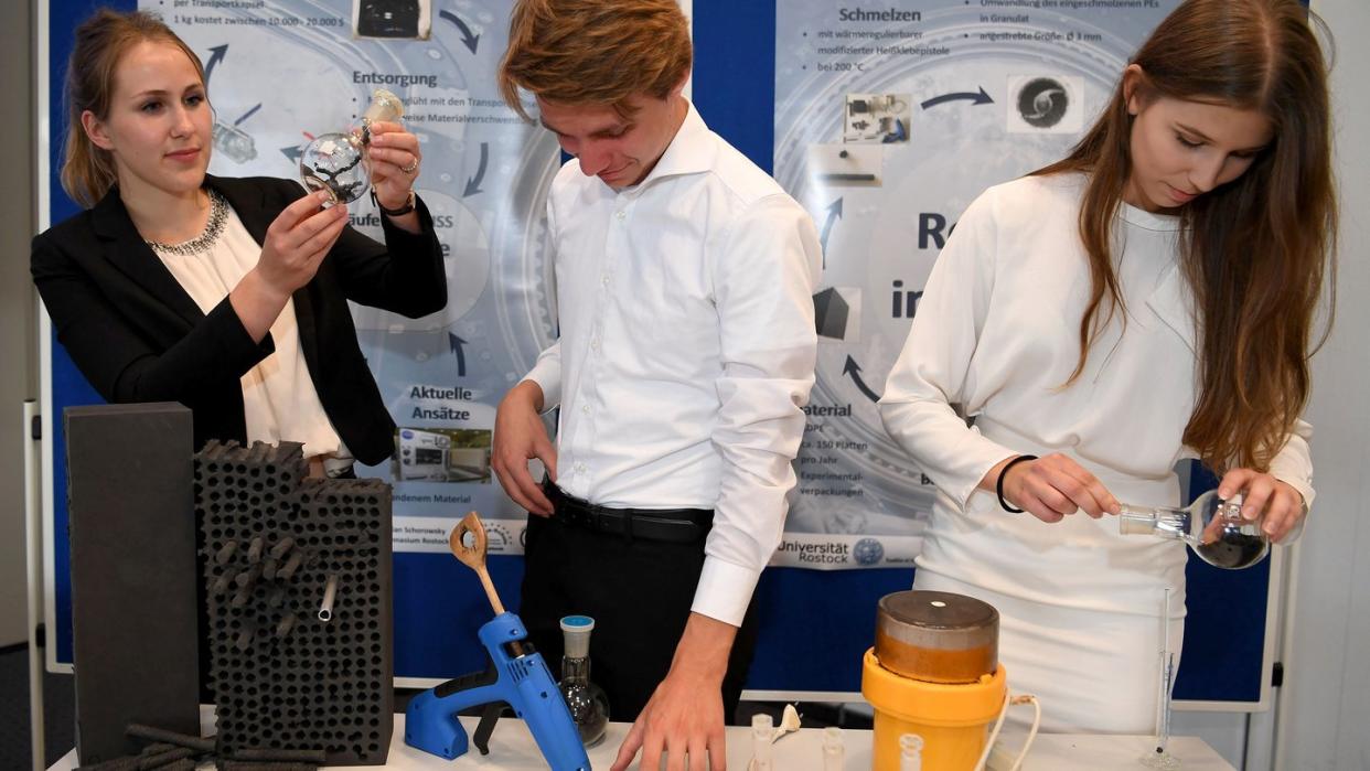 Die Rostocker Schülerinnen Leni Termann (l), Lara Maria Neubert und Schüler Adrian Schorowsky präsentieren ihre Forschungsarbeit in einen Raum bei Airbus. Foto: Carmen Jaspersen