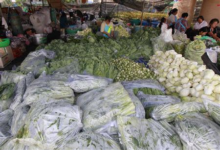 Anti-government protesters prepare vegetables to cook during a rally near the Government Complex in Bangkok January 24, 2014. REUTERS/Chaiwat Subprasom