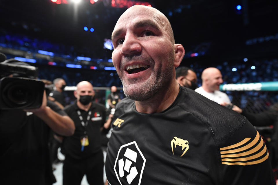 ABU DHABI, EMIRATOS ÁRABES UNIDOS - 30 DE OCTUBRE: Glover Teixeira de Brasil celebra después de su victoria sobre Jan Blachowicz de Polonia en la pelea por el campeonato de peso semipesado de UFC durante el evento UFC 267 en Etihad Arena el 30 de octubre de 2021 en Yas Island, Abu Dhabi, Emiratos Árabes Unidos.  (Foto por Chris Unger/Zuffa LLC)