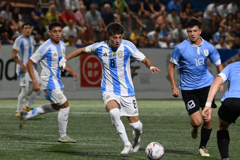 El remate de Acuña irá a las manos del arquero Martínez, en una de las llegadas de peligro de la selección argentina Sub 20, que perdió con Uruguay en L'Alcudia.